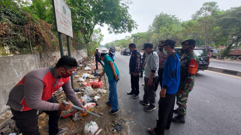 Lihat Sampah Berserakan di Pinggir Jalan Pj Bupati 