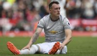 Phil Jones sudah lama tak terlihat di barisan belakang Manchester United sejak musim lalu. Dirinya memang pernah mengalami cidera panjang, namun saat ini Jones akan sulit mendapatkan tempat di MU karena kalah bersaing dengan bek-bek lain. (Foto: AFP/Paul Ellis)