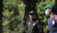 I Putu Gede memimpin sesi latihan PSS Sleman (Dok. PSS Sleman)