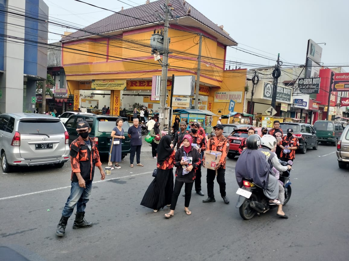 Rafi Alaydrus (dua dari kanan), Ketua MPC PP Kabupaten Pasuruan, saat ikut membagikan takjil