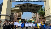 Foto: PC PMII Sidoarjo Gelar Aksi di depan Mapolresta Sidoarjo