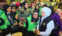 Gubernur Khofifah Indar Parawansa saat bersama Srikandi Ojek Online (Foto/istimewa)