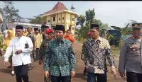 Wagub Jatim, Emil Elistionto Dardak (tengah), H. Khulaim Junaidi (baju batik coklat) DPRD Jatim dan Dr. H. Saat Ibrahim, MA, Ketua Pimpinan Pusat Muhammadiyah saat kunjungan peresmian Gedung ATC PW Aisyiyah di Purwosari, Pasuruan