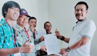 H. Iswahyudi saat menyerahkan pendaftaran Bakal Calon Kepala Desa Nogosari