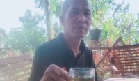 Ali Sodikin, pemilik Kedai Alam Rimba tunjukkan teh Emka hasil ramuan Kedai Alam Rimba