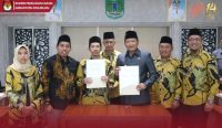 Bupati Pasuruan, Irsyad Yusuf, Ketua KPU Kabupaten Pasuruan, Zainul Faizin beserta komisoner KPU Kabupaten Pasuruan setelah penanda tangan NPHD Anggaran Pilkada 2024