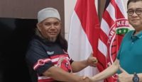 Ainul Yakin (kaos hitam) Ketua DPC PKN Kabupaten Pasuruan bersama Kelana Ketua DPW PKN Jatim