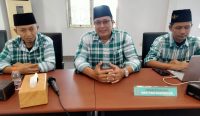 Bahrul Alam (tengah), Sekretaris Desk Pilkada DPC PKB Kabupaten Pasuruan didampingi pengurus, saat menerima pendaftaran Calon Bupati, Ali Sodikin.