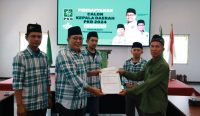 Ali Sodikin tunjukkan bukti pendaftaran sebagai Calon Bupati Lewat PKB diterima Desk Pilkada PKB Kabupaten Pasuruan