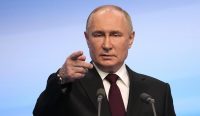 Foto: Presiden Rusia Vladimir Putin berbicara saat mengunjungi markas kampanyenya setelah pemilihan presiden di Moskow, Senin pagi, 18 Maret 2024. (AP/Alexander Zemlianichenko)