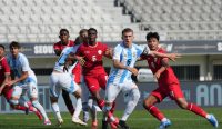 Pemain Timnas U20 Indonesia Kadek Arel dan Meshaal Hamzah Osman siap mengambil bola berduel dengan kapten Argentina Santiago Colidio saat laga Seoul Earth On Us Cup 2024 yang berakhir dengan skor 2-1 di Mokdong Stadium Seoul, Rabu (28/8/2024) sore WIB.(Dokumentasi PSSI)