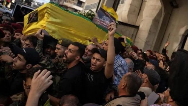 Pelayat berebut mengangkat peti jenazah komandan Hizbullah Fuad Shukr yang tewas dibunuh Israel (Reuters)