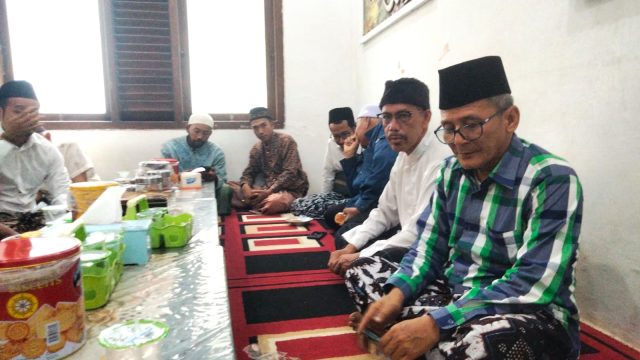 Gus Shobih (baju kotak kotak hijau) disebelahnya Gus Ridloi (Pengasuh Ponpes Canga'an Bangil, Pasuruan) dan beberapa Kiai dan Gus Pasuruan.