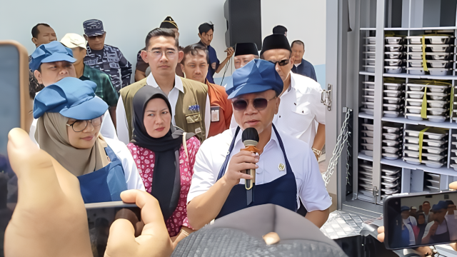 Foto: Menteri Koordinator Bidang Pangan Zulkifli Hasan meresmikan dapur SPPG untuk MBG di Banyuwangi